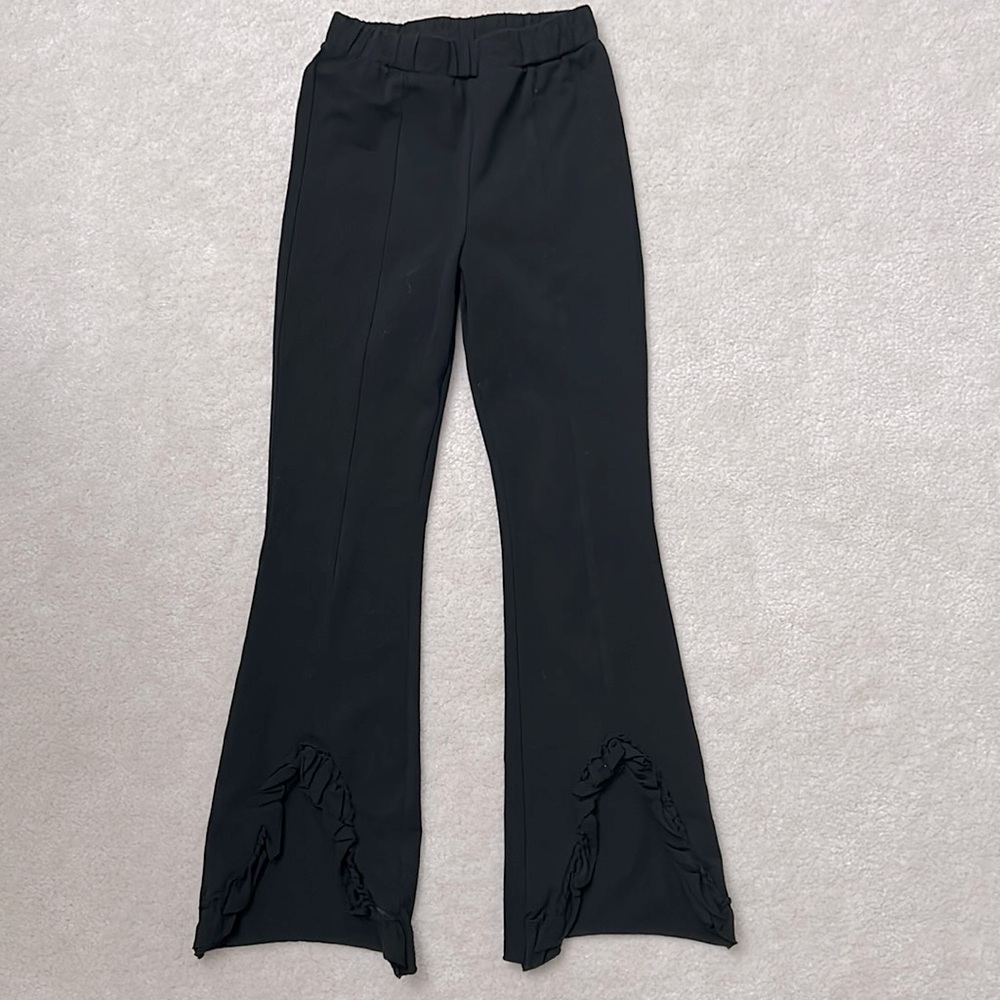 Pre-owned excellent condition girls black ruffle flare pants size 8-9 years